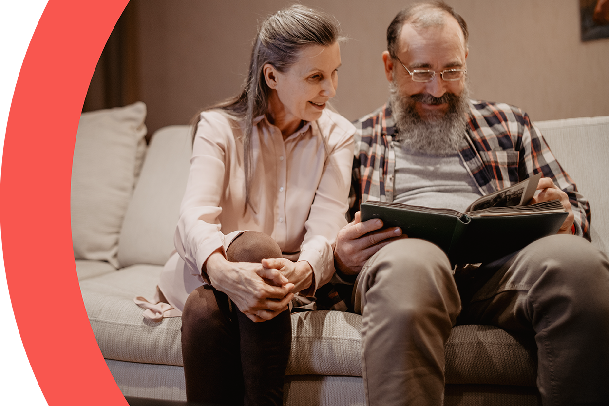 Mann auf Treppenlift