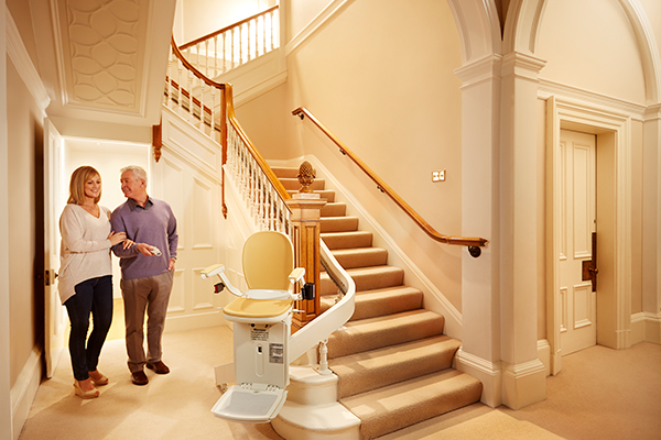 Gebogener Treppenlift im Haus